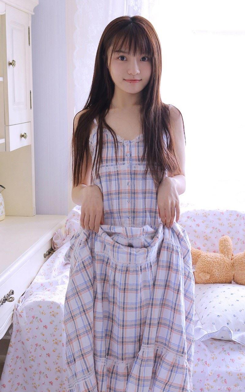 清纯邻家范的长发美女吊带格子裙清新夏日风写真图片