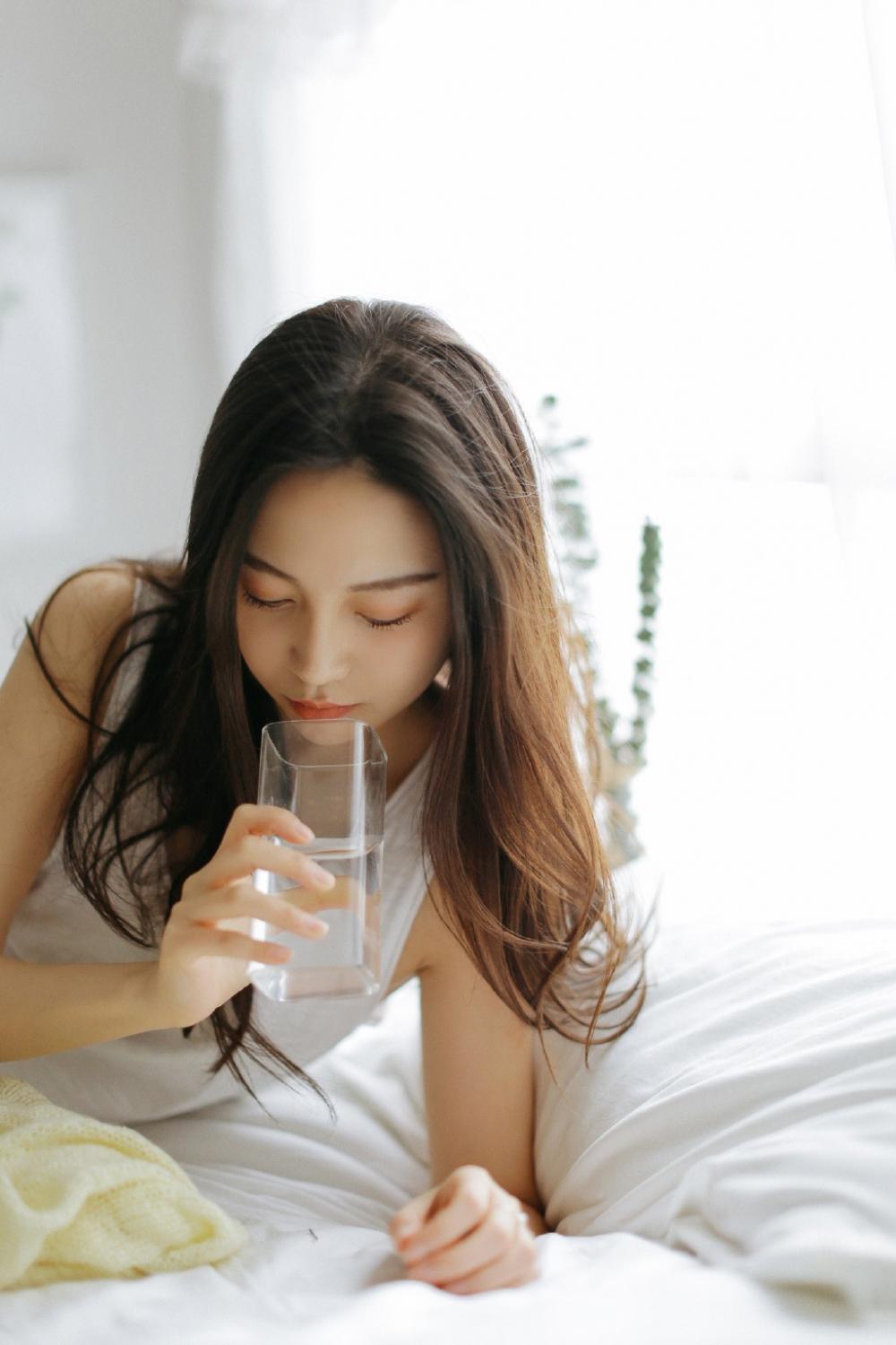 清纯美少女慵懒妩媚床上美腿性感销魂写真