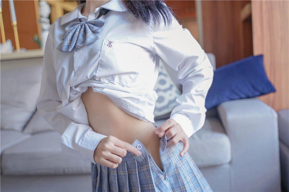 甜美可爱的清纯童颜美女制服私房写真图片