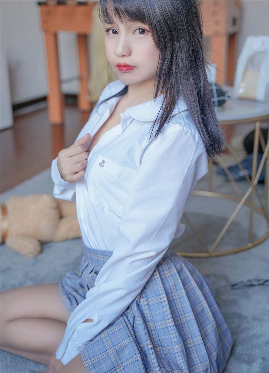 甜美可爱的清纯童颜美女制服私房写真图片