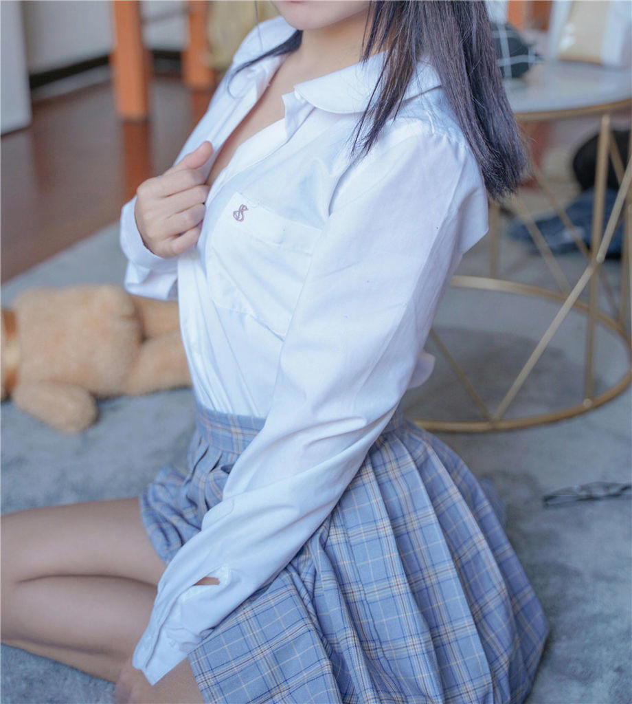 甜美可爱的清纯童颜美女制服私房写真图片