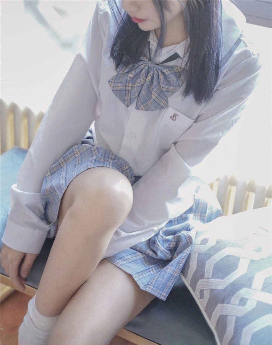 甜美可爱的清纯童颜美女制服私房写真图片