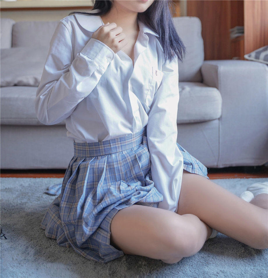 甜美可爱的清纯童颜美女制服私房写真图片