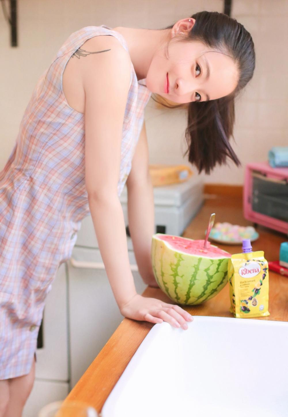 清纯马尾美女大胆室内人体艺术写真图片