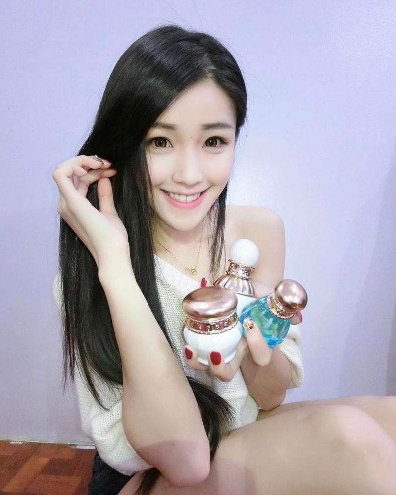 清纯长发美女Ivy Kuang迷人自拍照片