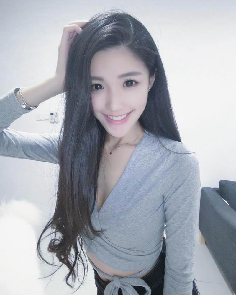 清纯长发美女Ivy Kuang迷人自拍照片