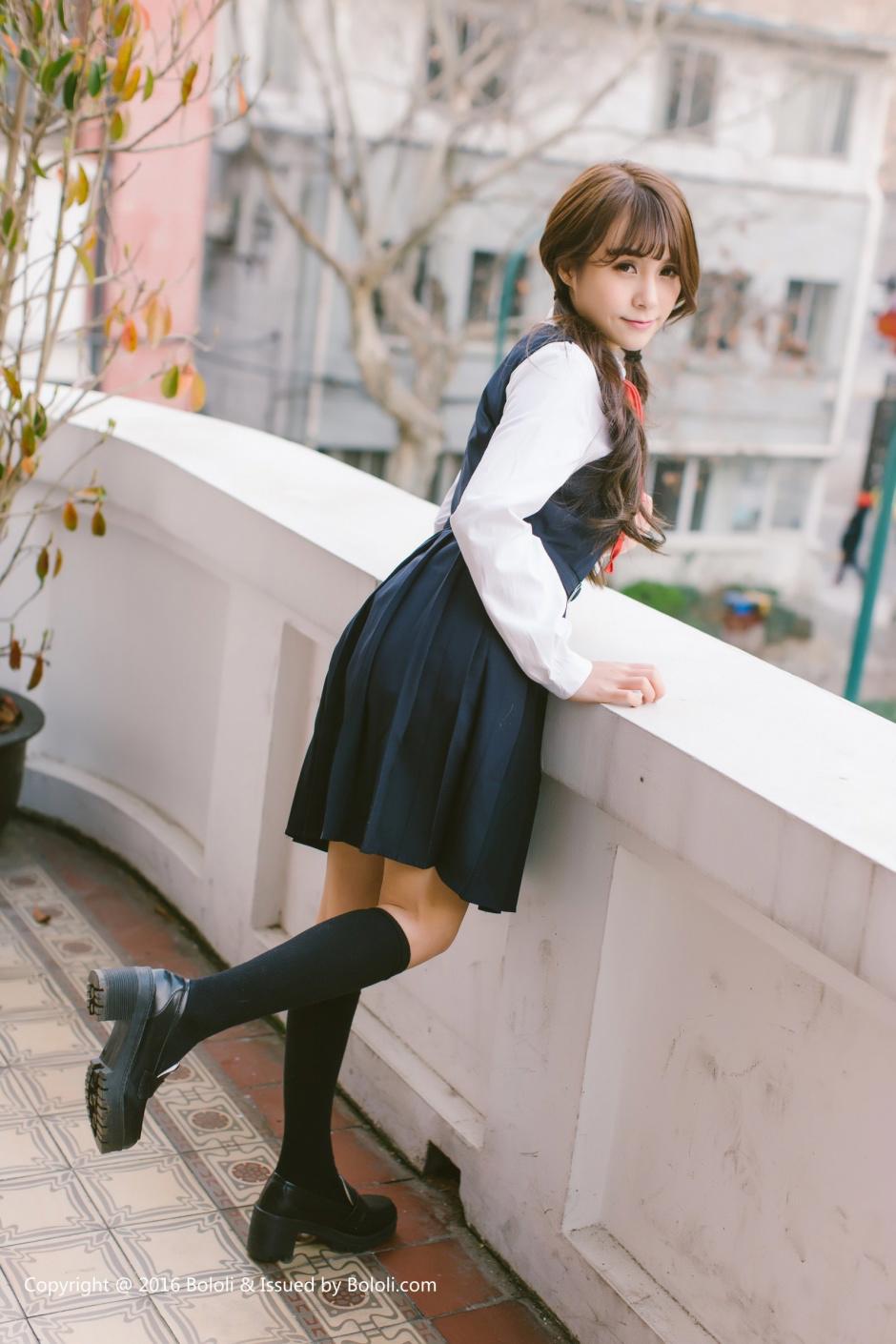 00后学生妹制服美女操场外拍写真图片