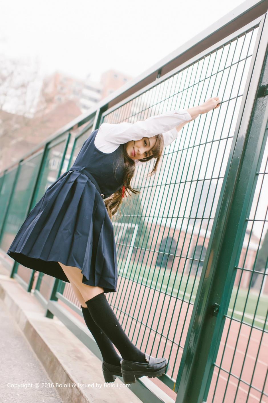 00后学生妹制服美女操场外拍写真图片