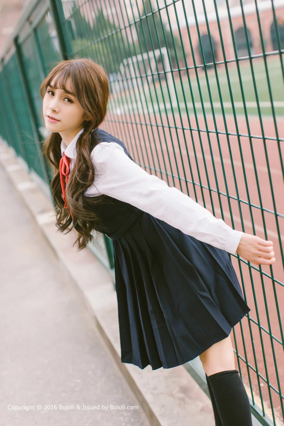 00后学生妹制服美女操场外拍写真图片