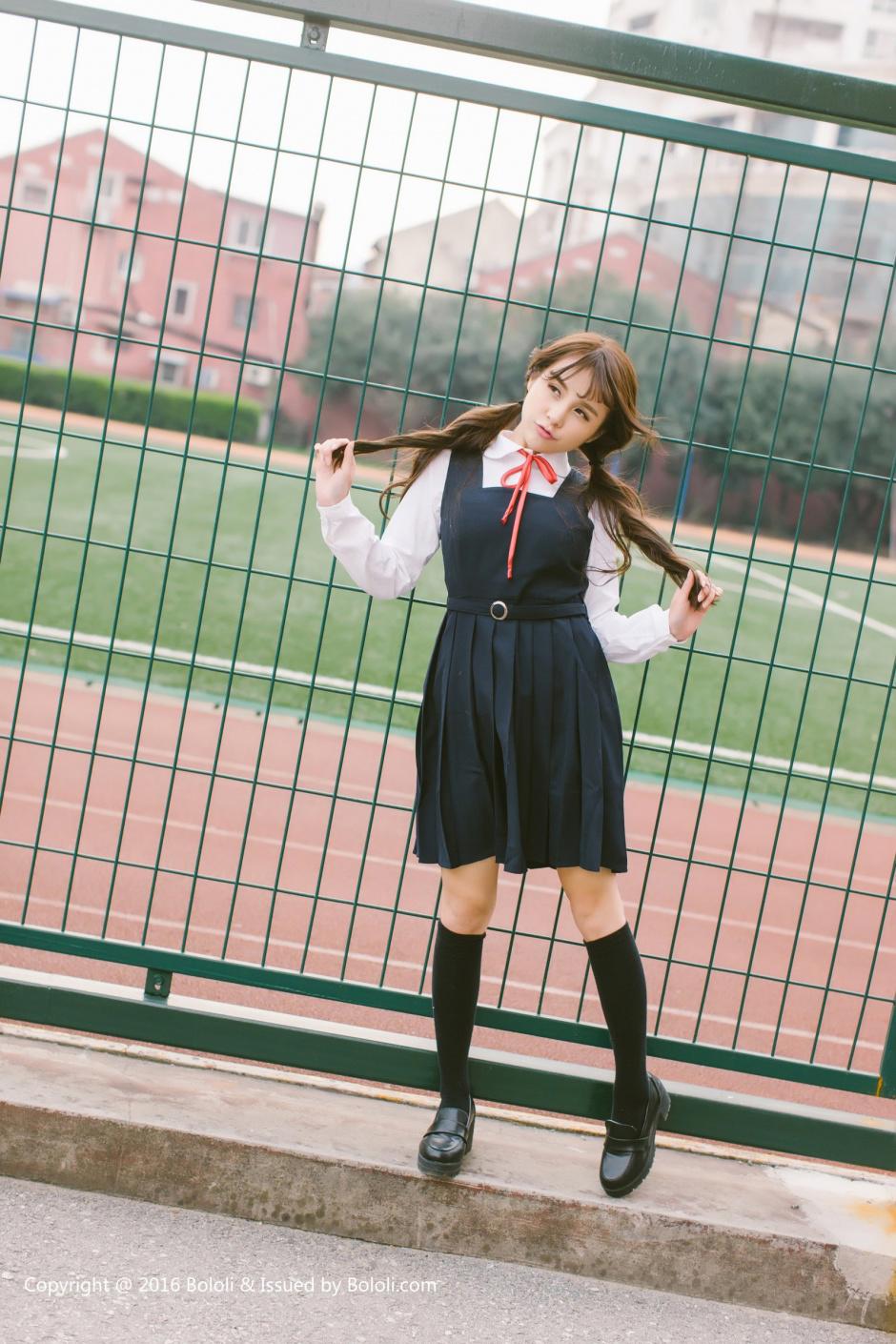 00后学生妹制服美女操场外拍写真图片