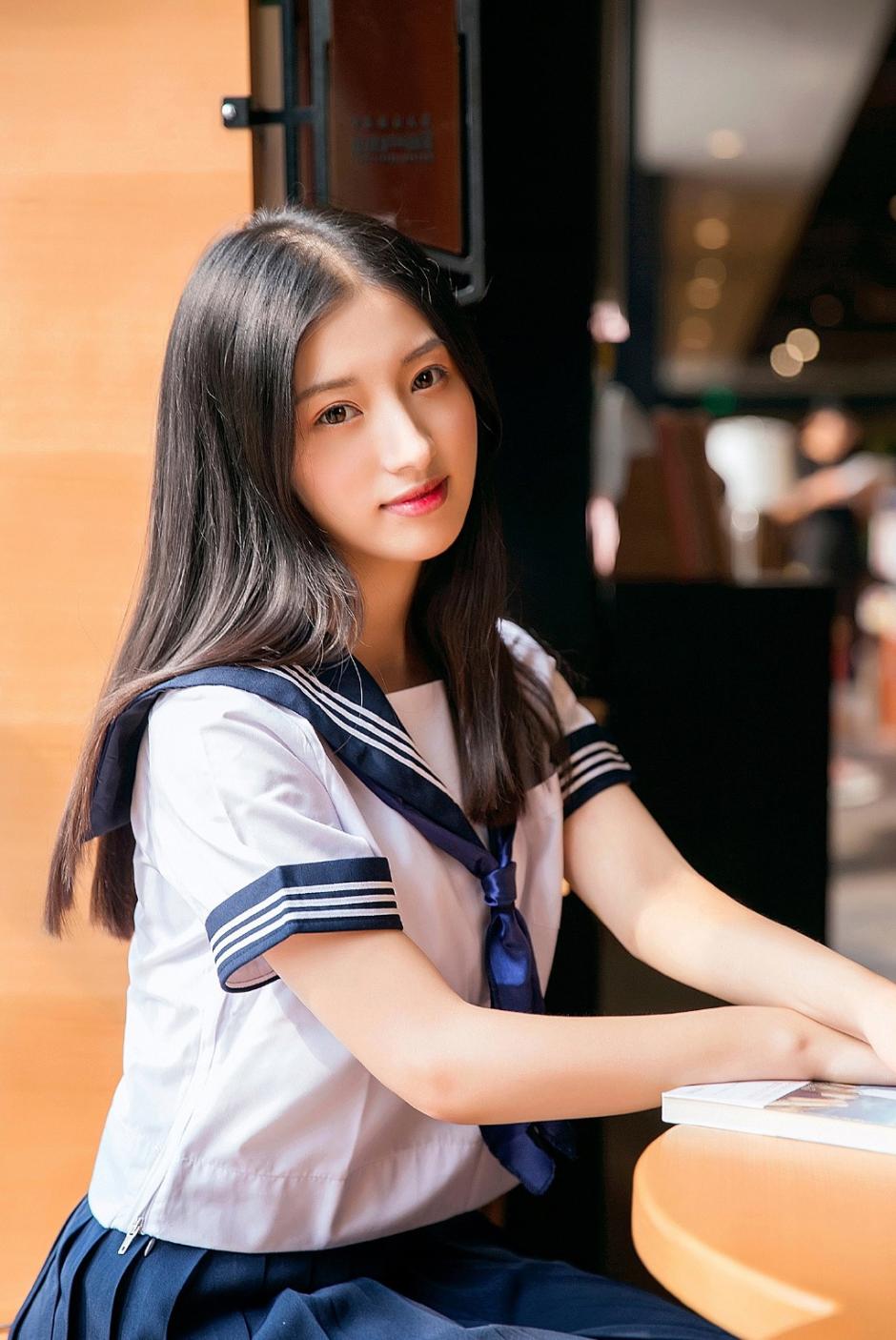 00后学生妹清纯美女制服唯美写真图片