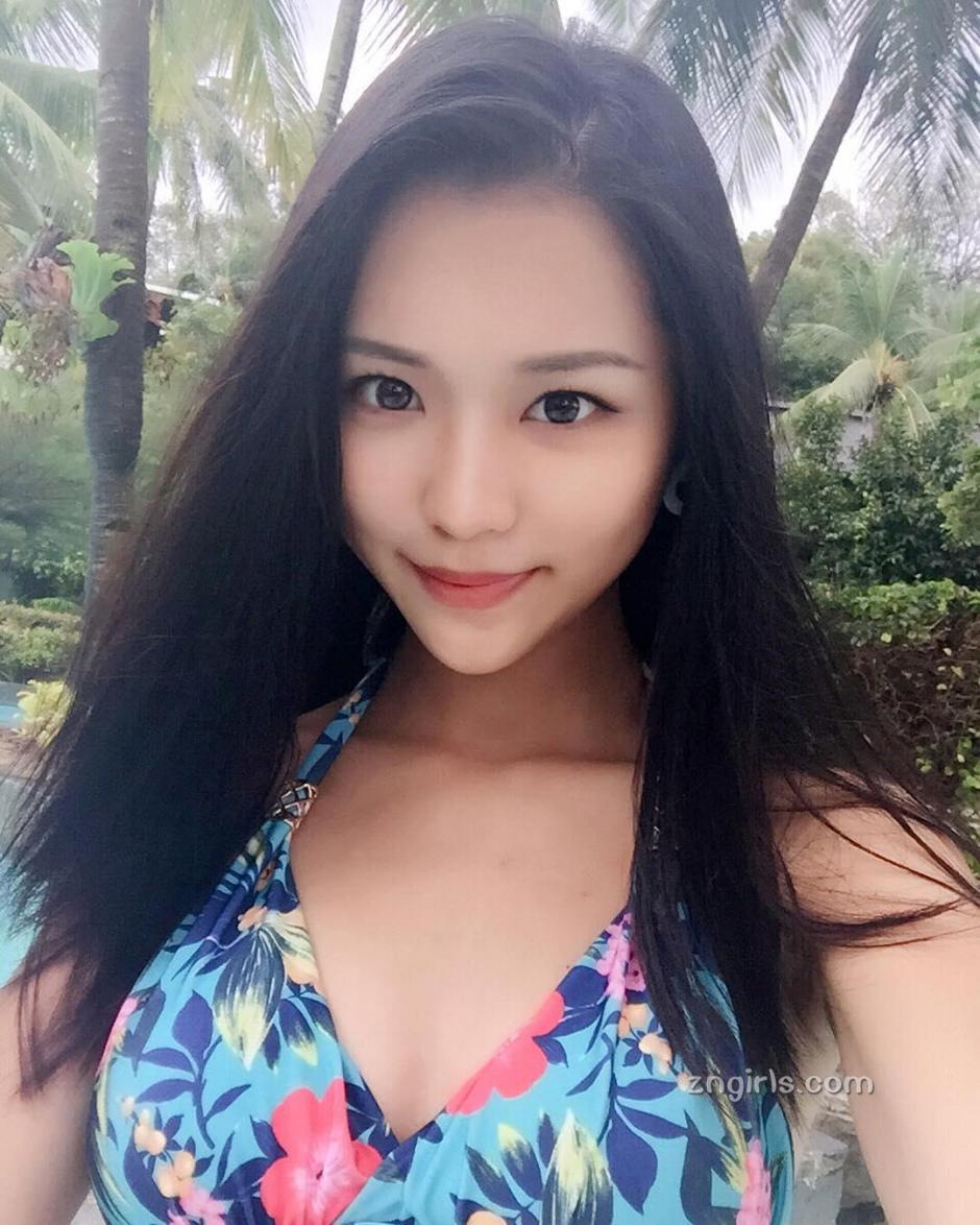 90后气质长发清纯美女图片