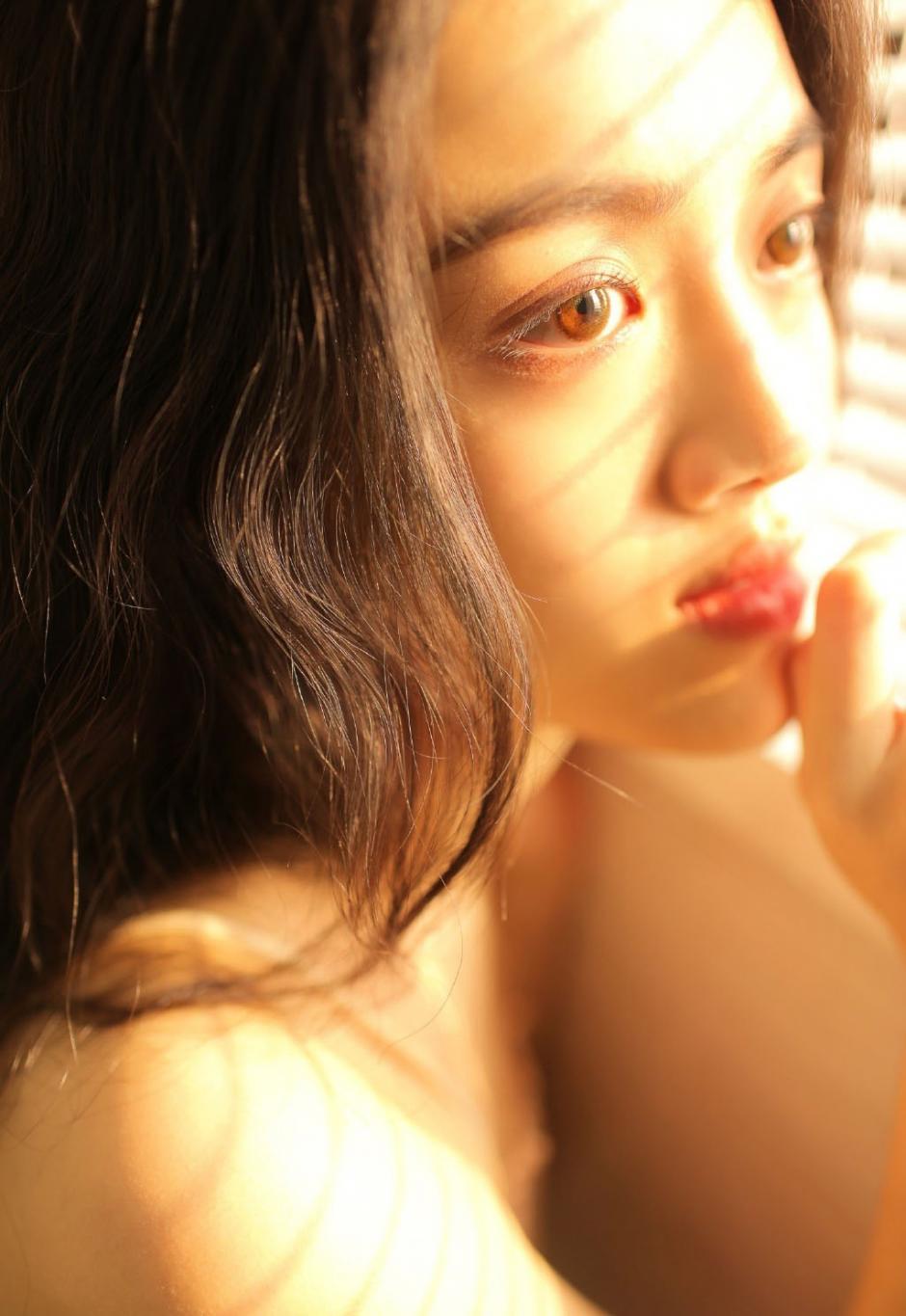 00后清新美女室内清纯写真照片