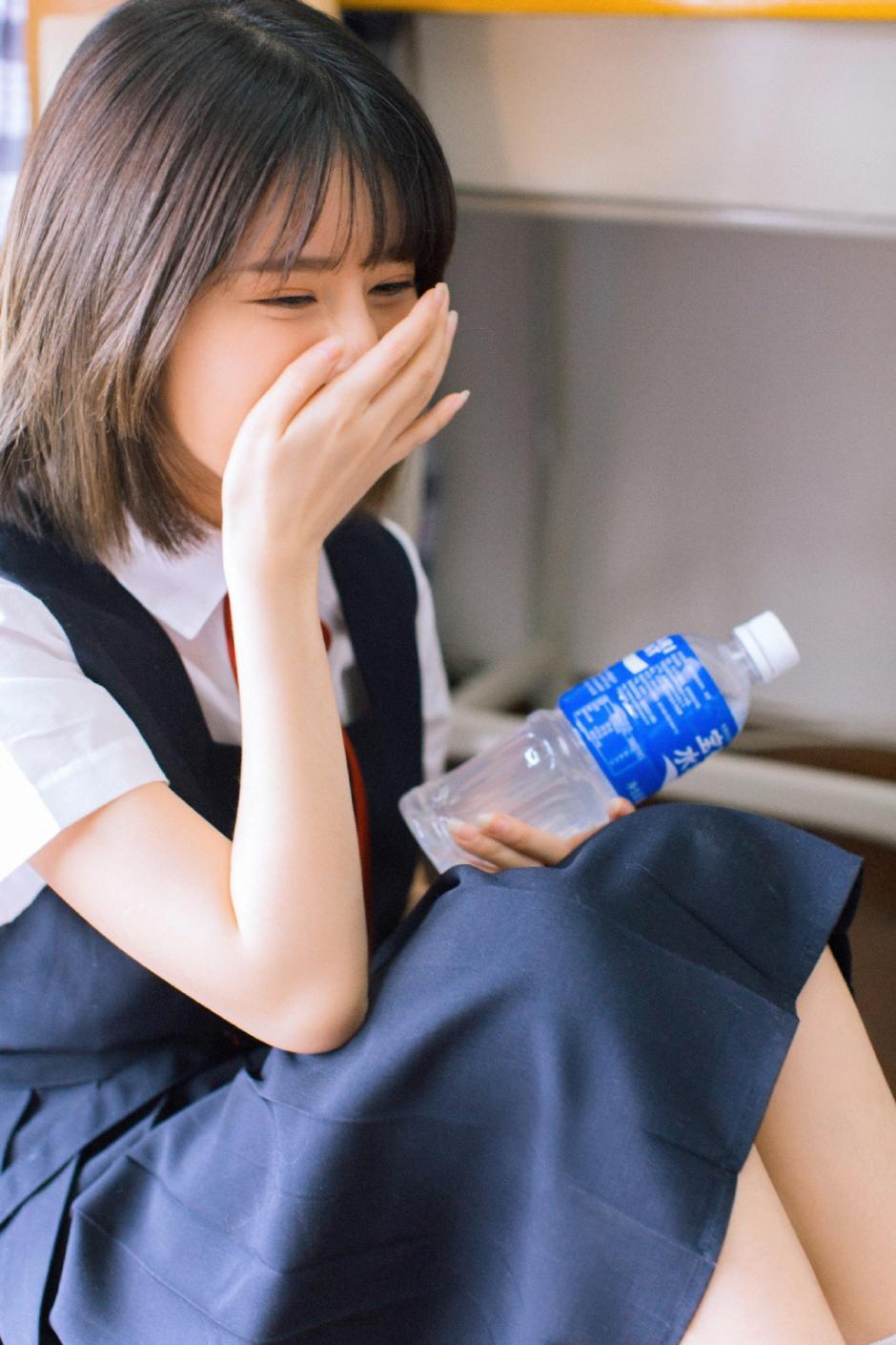 清纯美女校花教室制服诱惑写真图片