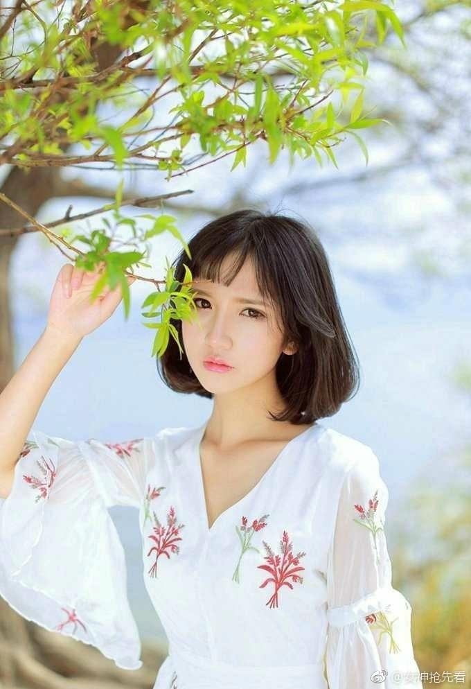 90后清纯美女校花户外写真照片