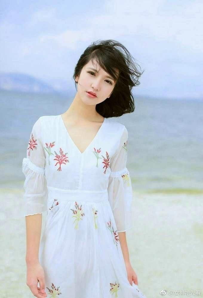 90后清纯美女校花户外写真照片