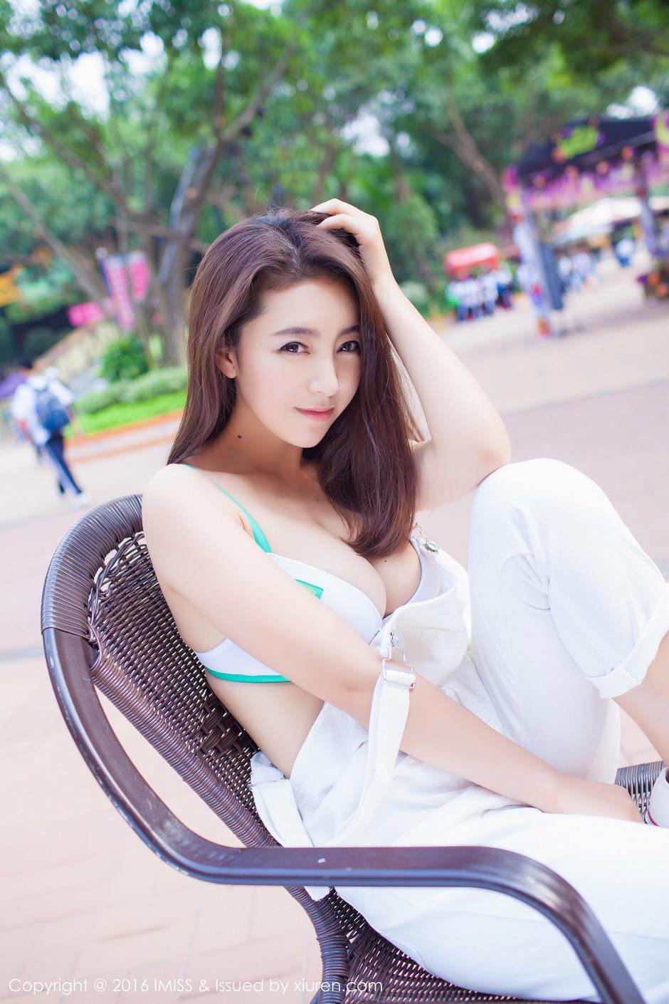 90后清纯美乳美女户外诱惑摄影图片