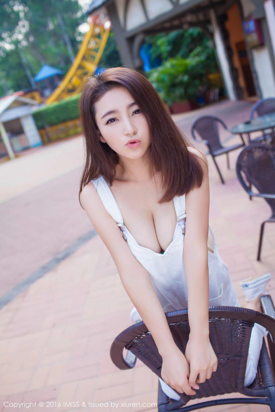 90后清纯美乳美女户外诱惑摄影图片