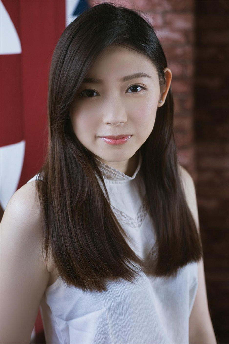 95后气质清纯小美女个性室内写真图片