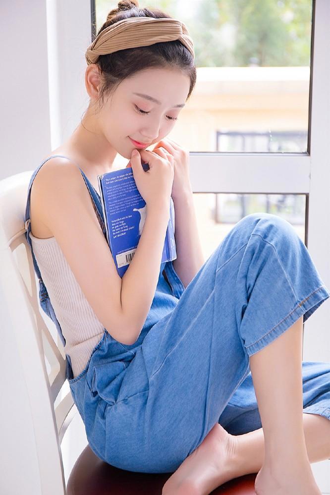 00后高颜值清纯小美女生活照