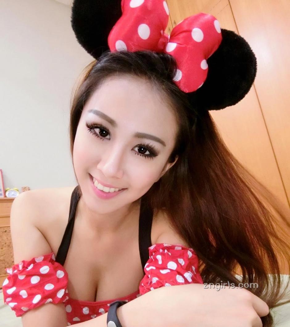 90后长发清纯美乳美女摄影图片