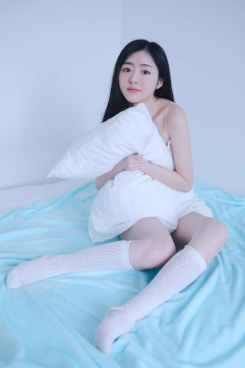 00后邻家清纯美女私房照图片