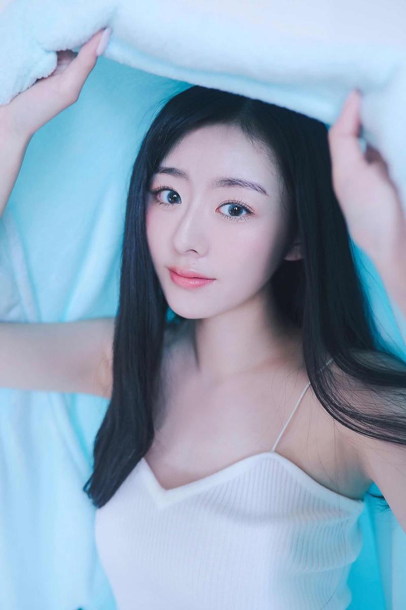 00后邻家清纯美女私房照图片