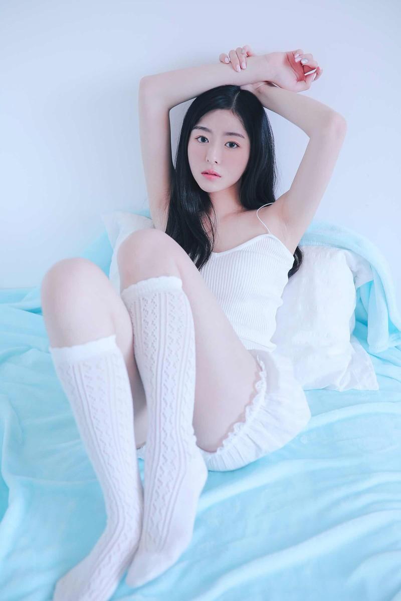 00后邻家清纯美女私房照图片