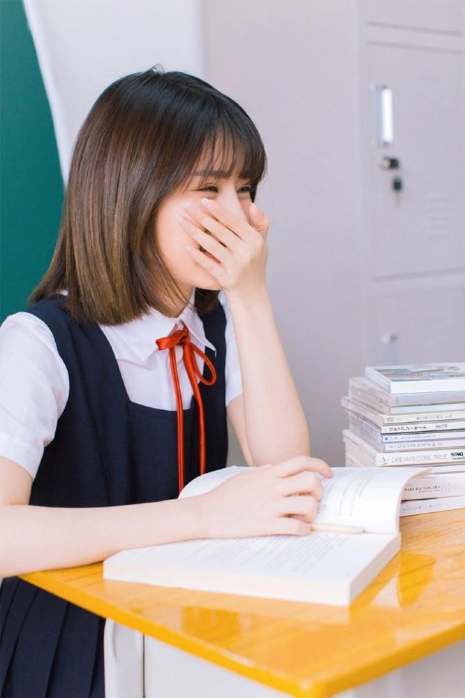 00后短发学生妹制服美女清纯写真图片