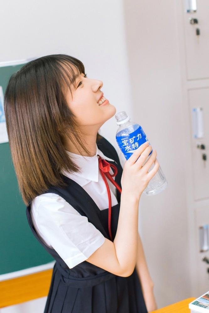 00后短发学生妹制服美女清纯写真图片