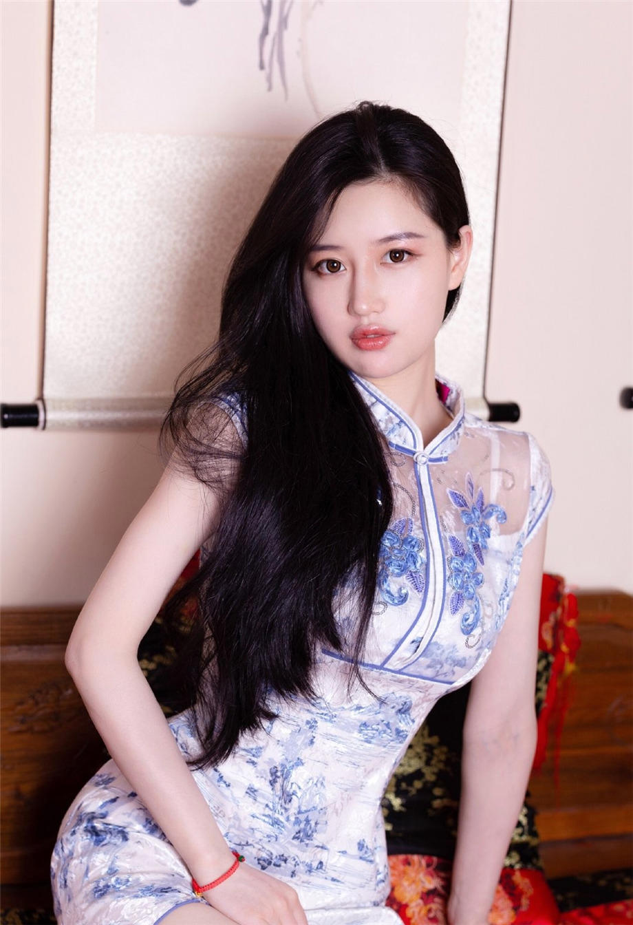 90后清纯大胸美女旗袍私房写真图片