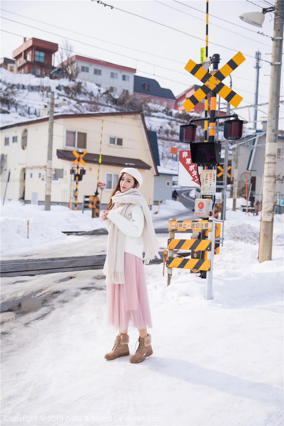 90后清纯长发美女虎牙猫宝唯美雪景外拍图片