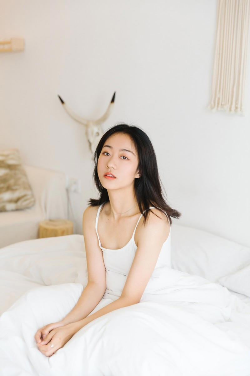 90后气质淡妆美女清纯私房照图片