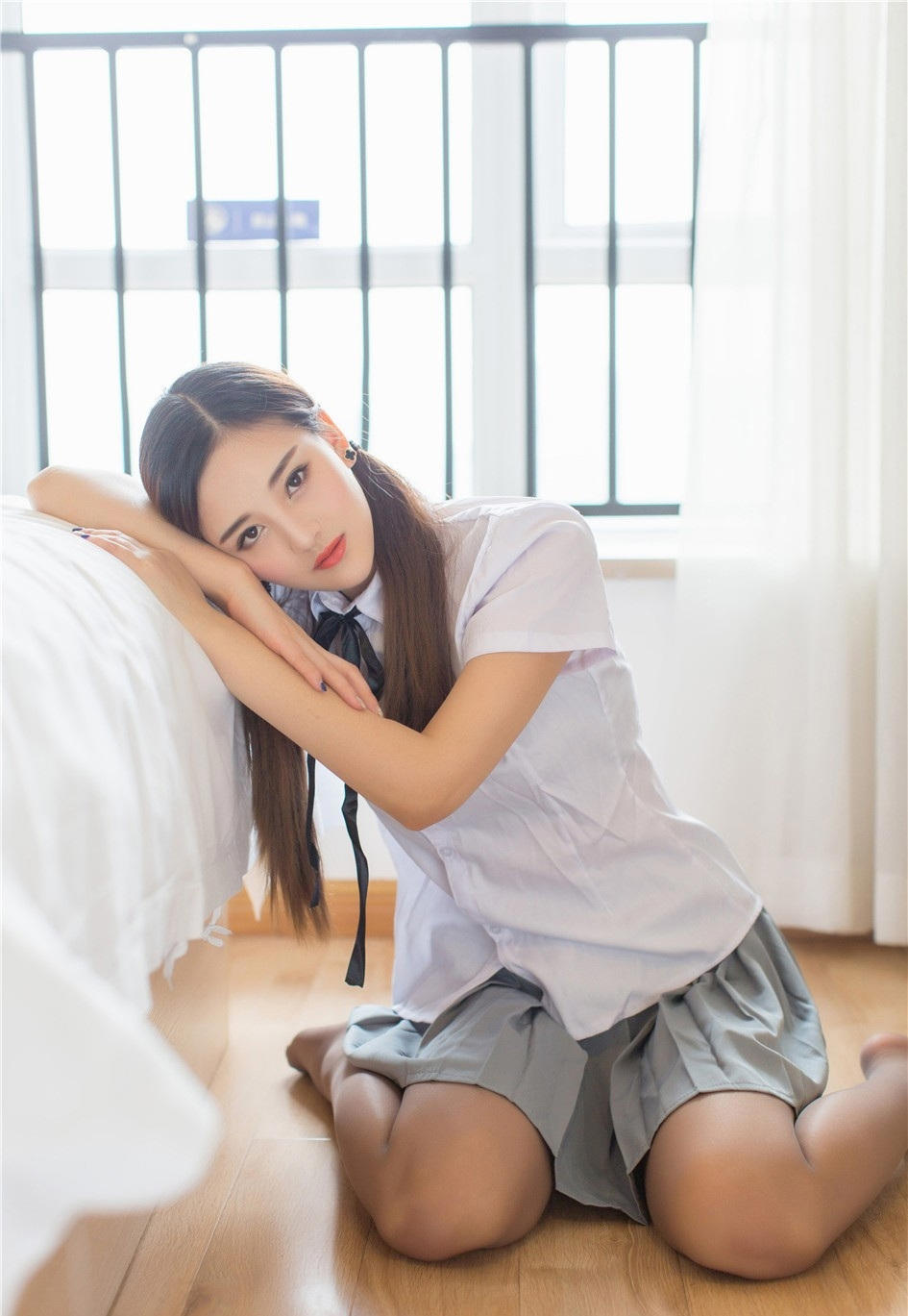 清纯美女学生制服私房照图片