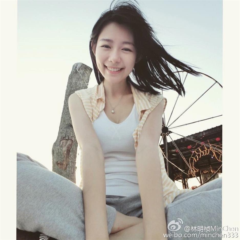 清纯活泼的90后美女生活照组图片写真