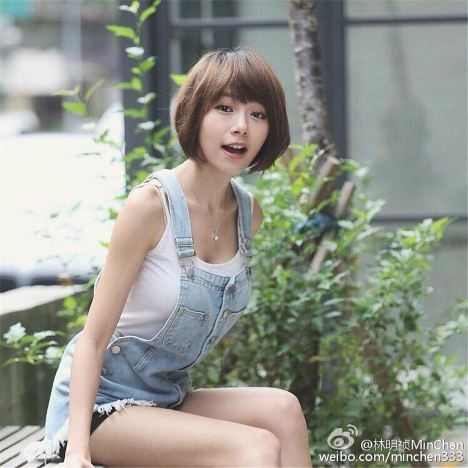 清纯活泼的90后美女生活照组图片写真