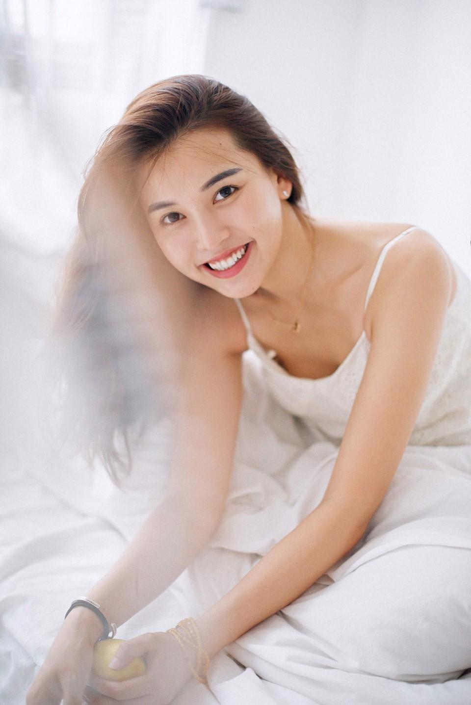 长发美女吊带香肩床上慵懒随性私房写真