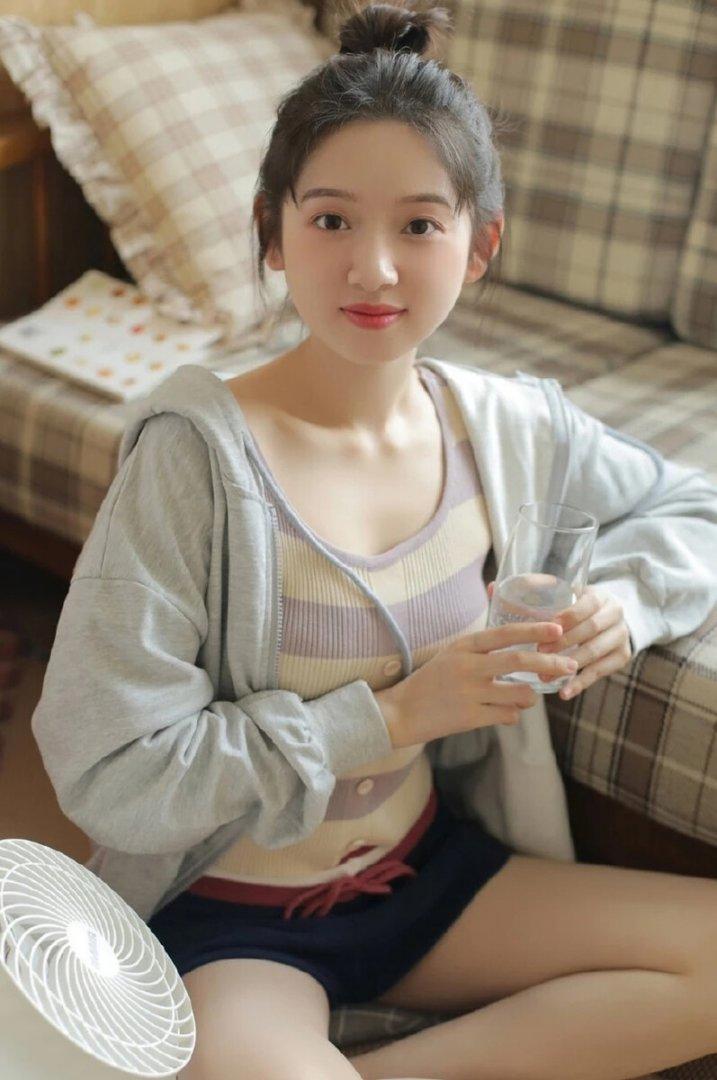 长着娃娃脸的丸子头童颜少女私房写真