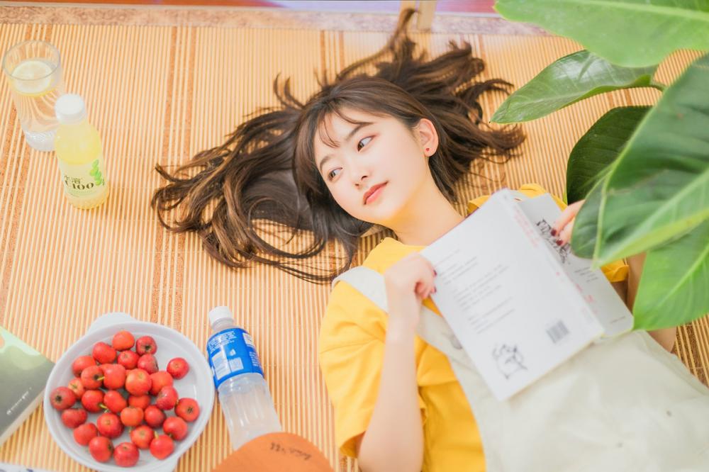 双马尾麻花辫可爱性感的白色吊带邻家少女写真