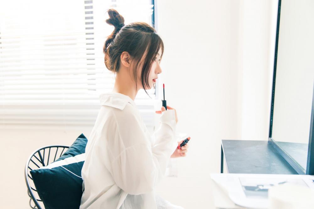 丸子头花季少女透感白色薄纱衬衣清纯写真