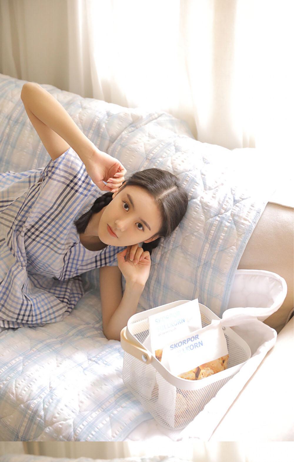 麻花辫美少女漂亮脸蛋苗条身材私房写真