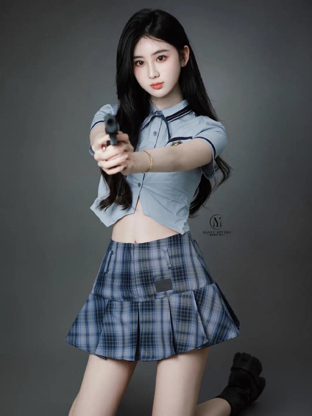 长发美女学生制服小蛮腰大长腿精选图片