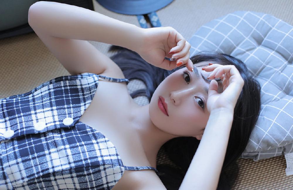 美女长相娇媚柔美诱人私服写真