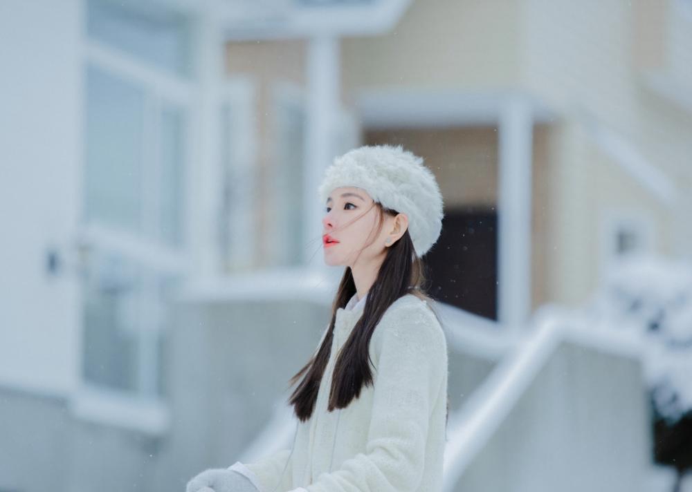 白皙美女雪地唯美画面动人写真