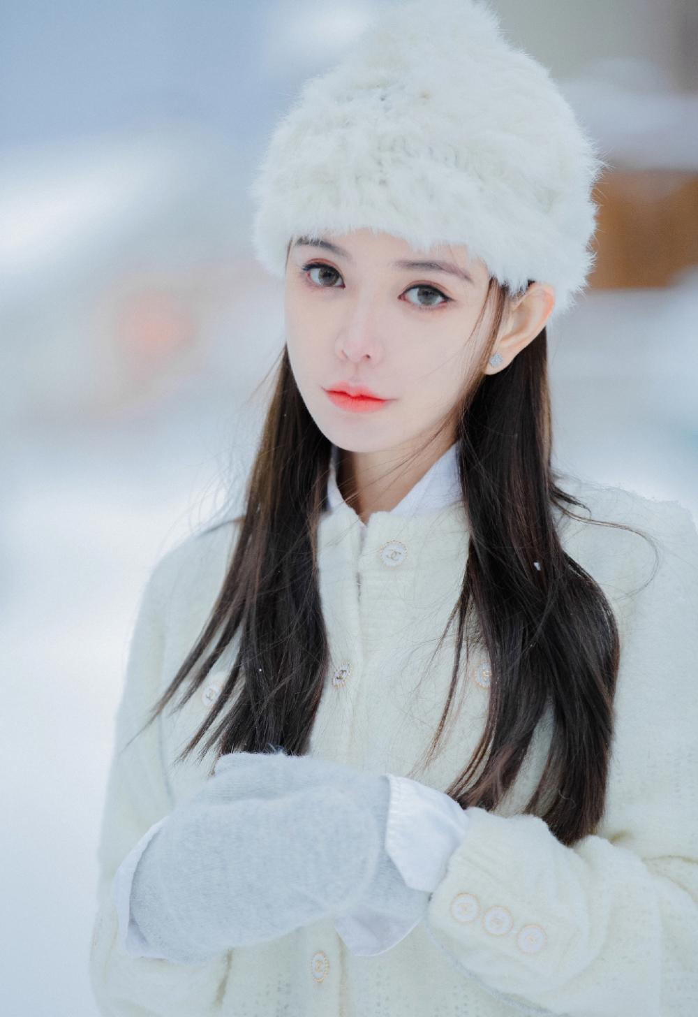 白皙美女雪地唯美画面动人写真