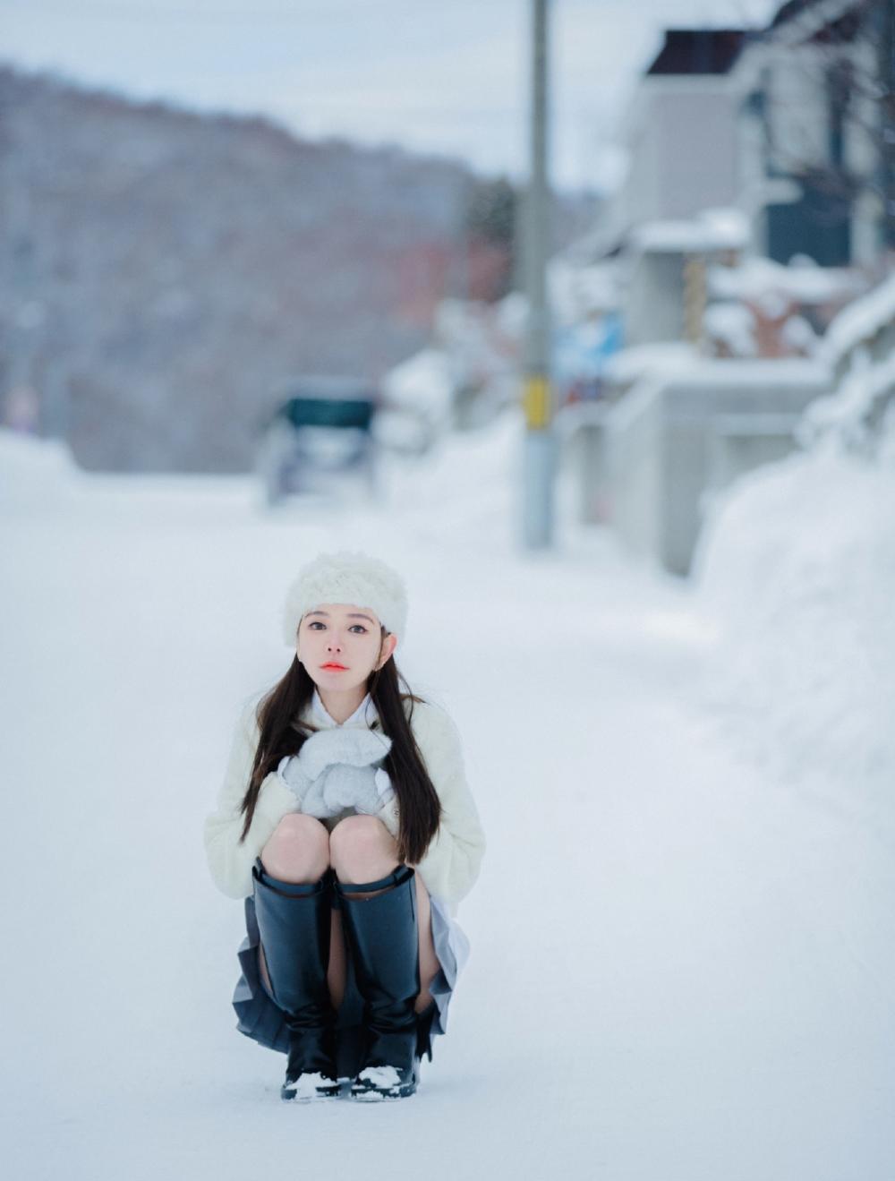 白皙美女雪地唯美画面动人写真