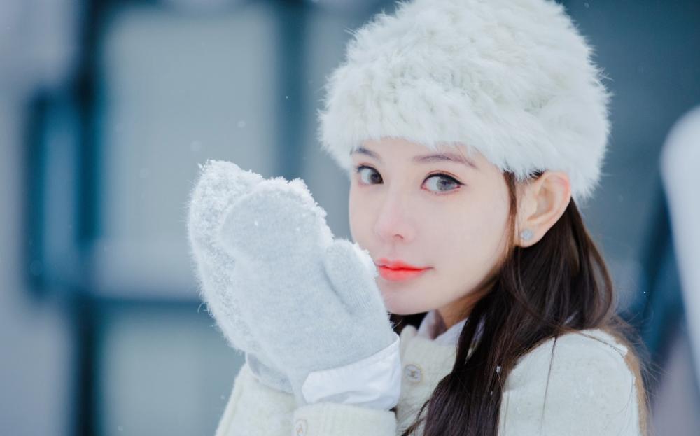 白皙美女雪地唯美画面动人写真