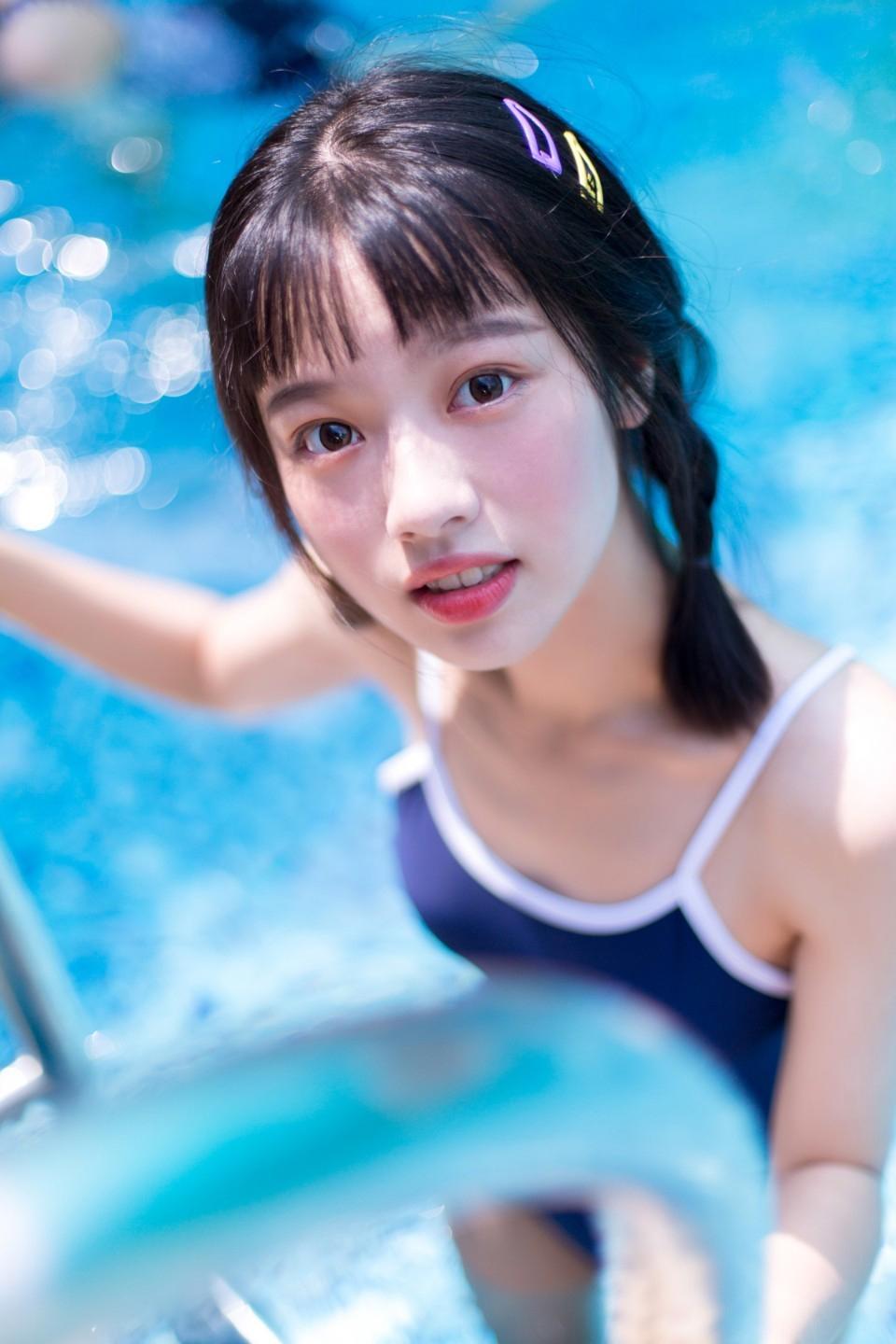 甜美少女夏日户外蓝色泳装性感写真精选图片