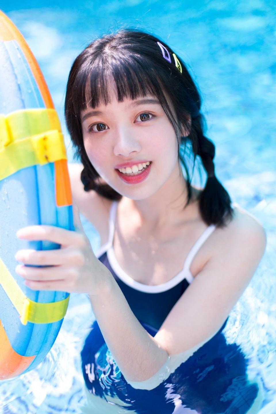 甜美少女夏日户外蓝色泳装性感写真精选图片