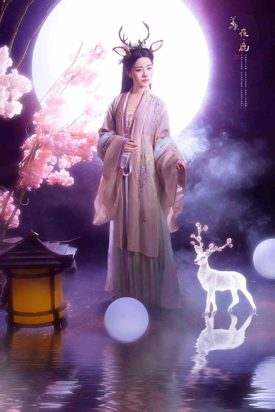 古装美女化身花鹿仙子月光下写真